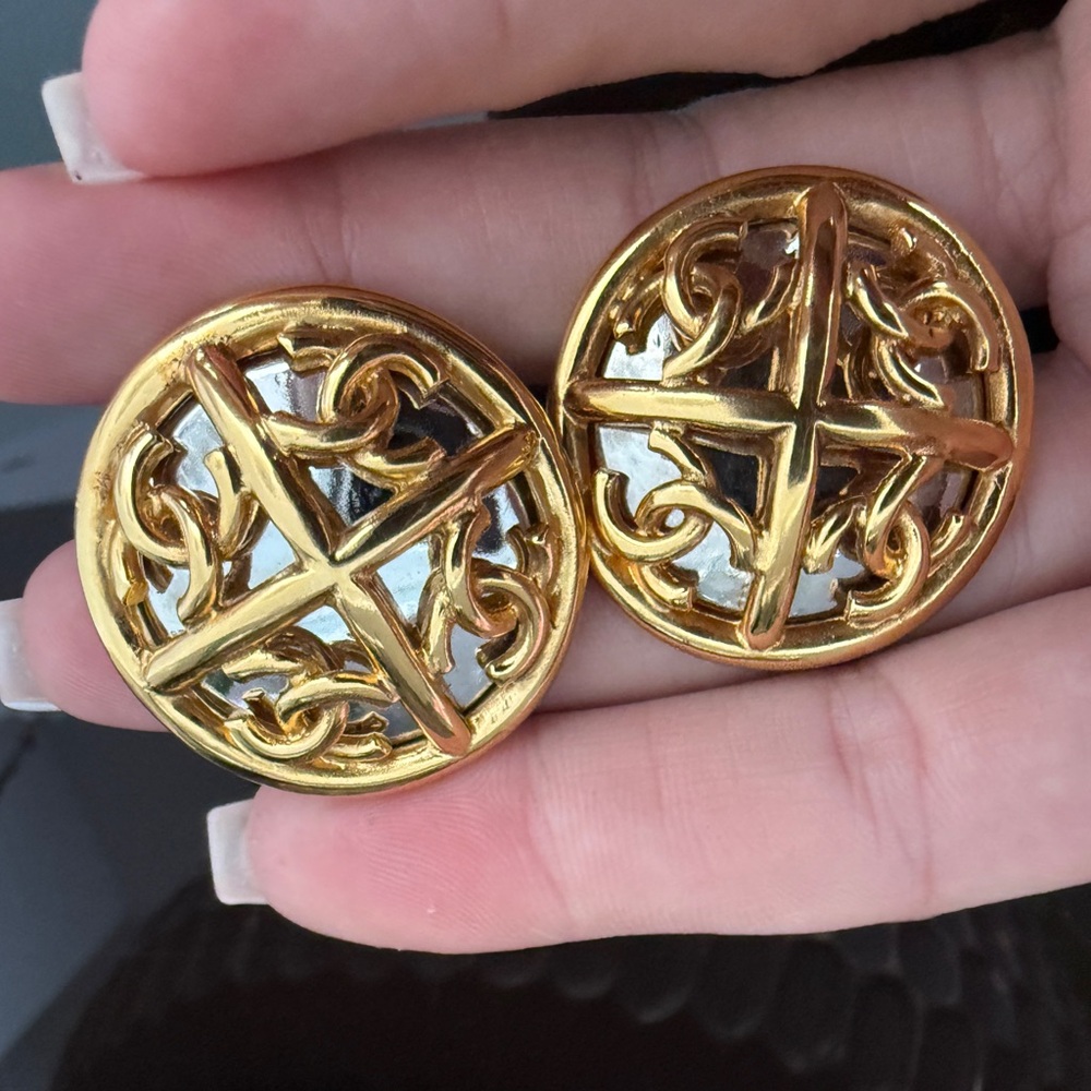 LOT 2092 24K gold plated CHANEL vintage two tone clip on earrings - Picture 3 of 7